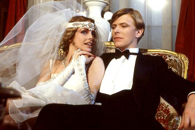 <em>Just a gigolo</em>, red. David Hemmings, 1978.