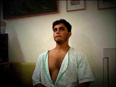 Morad na početku filma Dječak dupin (Dolphin Boy), red. Dani Menkin, Yonatan Nir