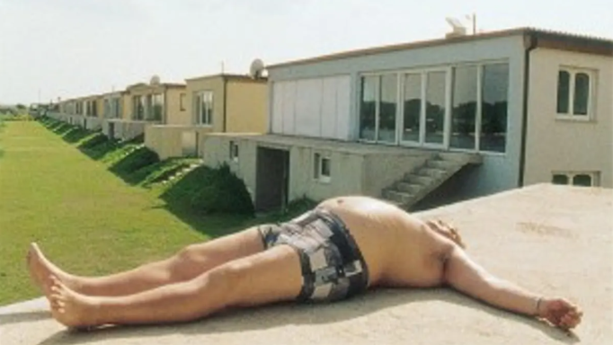 <em>Dog Days</em> (<em>Hundstage</em>), red. Ulrich Seidl, 2001.