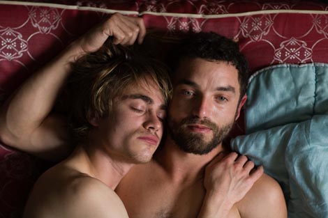 Queer MoMenti:  Iza zidova (Hors les murs), red. David Lambert