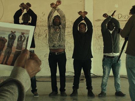 Između ograda (Bein gderot), red. Avi Mograbi