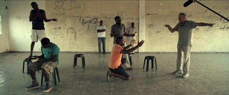 Između ograda (Bein gderot), red. Avi Mograbi