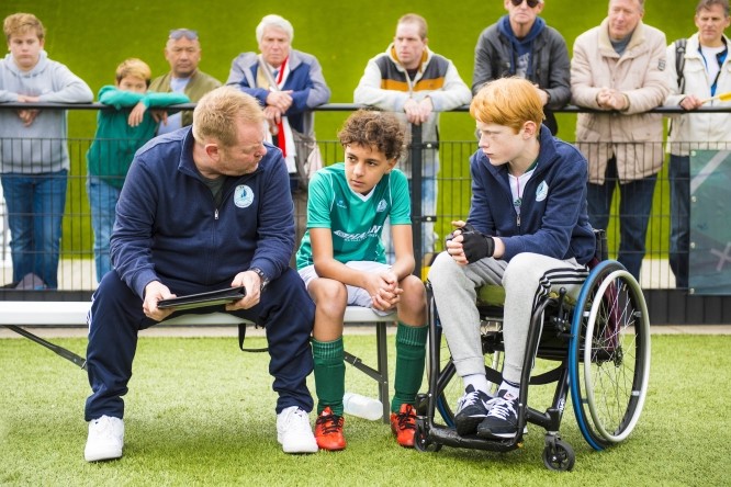 <em>Kopačke i kotači</em> (<em>Strijder</em>), red. Camiel Schouwenaar