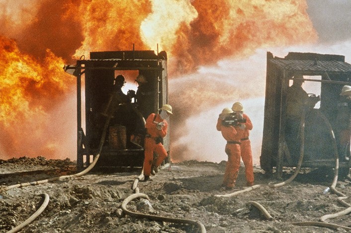 <em>Pouke mraka</em> (<em>Lessons of darkness</em>, 1992), red. Werner Herzog