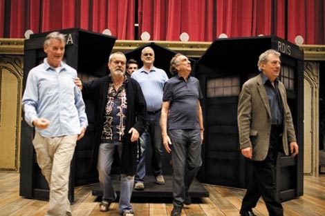 Monty Python uživo (Monty Python – The Meaning of Live), red. Roger Graef, James Rogan