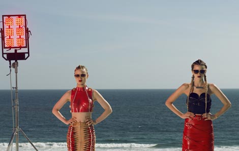 Neonski demon (The Neon Demon), red. Nicolas Winding Refn