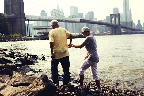 Slatkica i boksač (Cutie and the Boxer), red. Zach Heinzerling