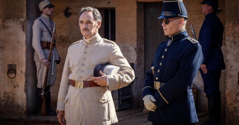 <em>Iščekujući barbare</em> (<em>Waiting for the Barbarians</em>), red. Ciro Guerra, 2020.